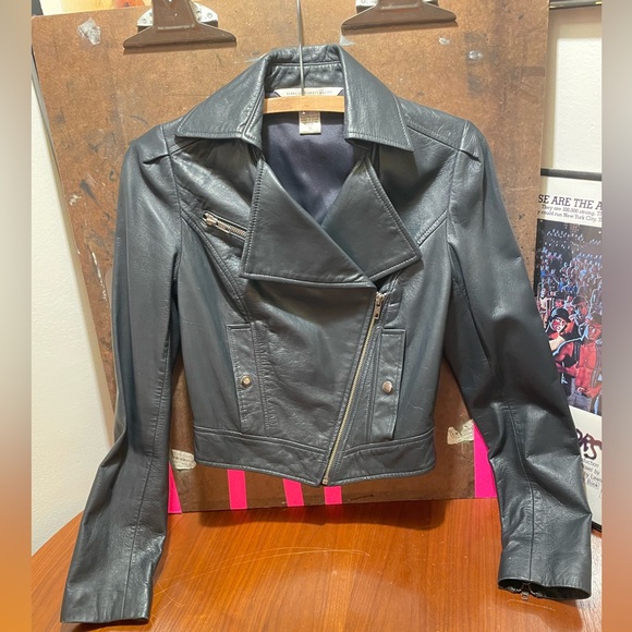 Dianne von Furstenberg cropped soft leather jacket. - Picture 2 of 10